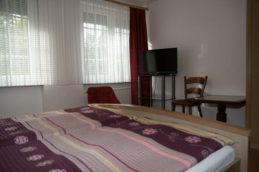 Отель Alte Winzerschenke Бруттиг-Фанкель Экстерьер фото